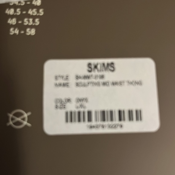 Skims lg -XL black sculpting thong NIB - Picture 2 of 8